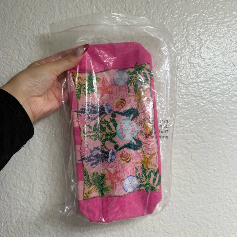 Estes lauder makeup bag